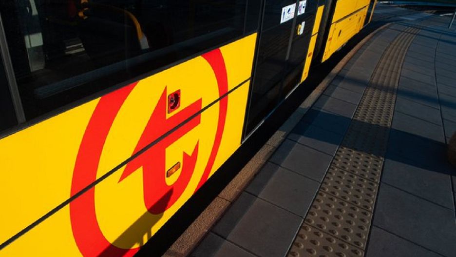 Warszawa. Dwa tramwaje zderzyły się na skrzyżowaniu ulic Wolskiej i Elekcyjnej na Woli, motornicza została ranna