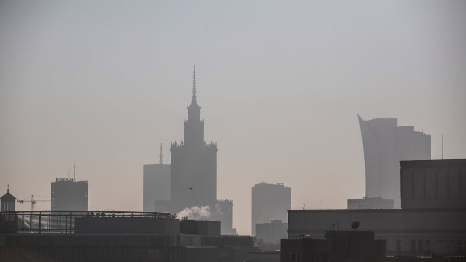 Smog Warszawa - widok z tarasu widokowego dzwonnicy kościoła św. Anny