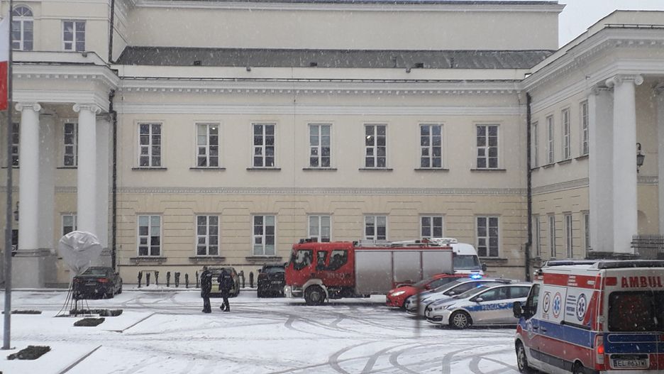 Na placu Bankowym pojawiła się policja i służby ratownicze