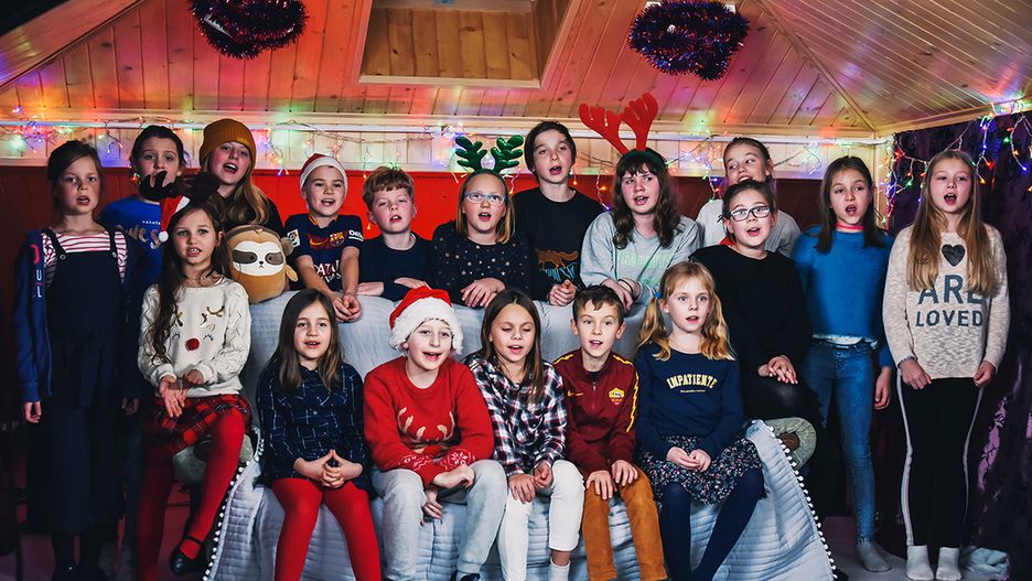 Warszawa. Uczniowie szkoły na Bielanach podczas nagrania teledysku "To już święta!"