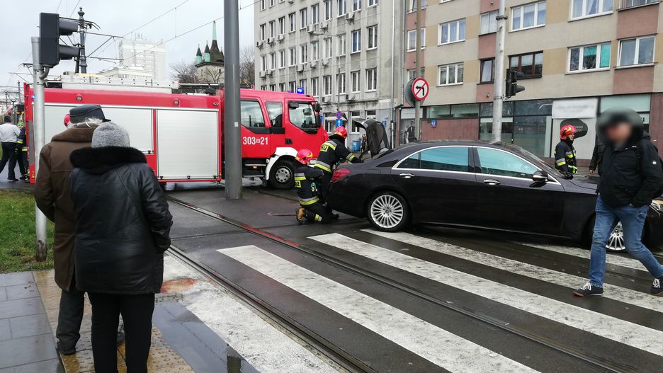 Warszawa. Mokotów. Zderzenie tramwaju z samochodem na skrzyżowaniu Puławskiej i Dąbrowskiego.