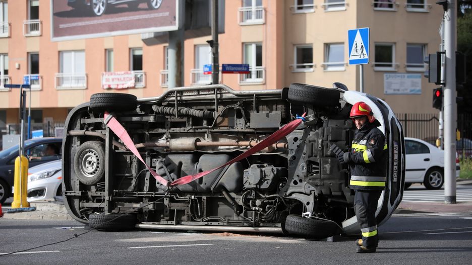 Karetka pogotowia przewróciła się na bok