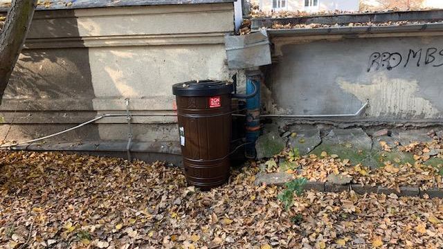Warszawa. Na Woli ustawiono zbiorniki na wodę deszczową