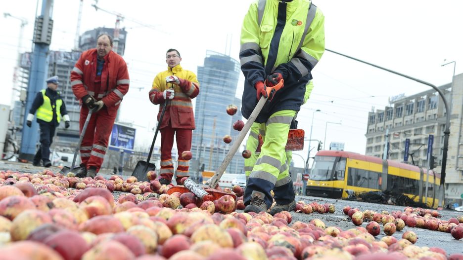 Plac Zawiszy Warszawa - jabłka i spalone opony. Zarząd Oczyszczania Miasta uprzątnął pozostawiony bałagan.