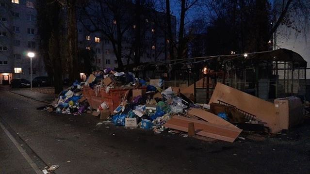 Warszawa. Kontener i śmieci przy ul. Zbaraskiej