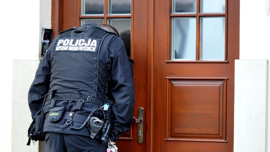 Policjanci kontrolują osoby na kwarantannie.