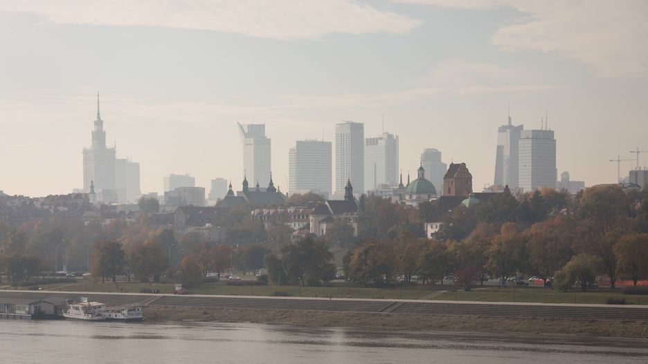 Smog Warszawa - smog w Warszawie słabnie, ale nadal doskwiera mieszkańcom wszystkich dzielnic.
