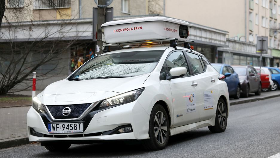 Warszawa. Samochód ZDM z zainstalowanymi kamerami, które prowadzą e-kontrole w stolicy