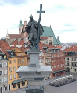 Koronawirus w Warszawie. Wymarłe centrum miasta i... zatłoczony bazarek