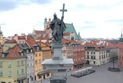 Koronawirus w Warszawie. Wymarłe centrum miasta i... zatłoczony bazarek