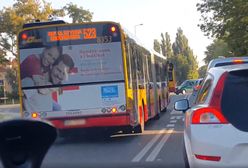 Warszawa. Na podwójnej ciągłej, przez przejście dla pieszych. Tak jeżdżą kierowcy autobusów