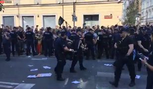 Zamieszki na marszu Młodzieży Wszechpolskiej. Policja wynosiła blokujących i apelowała do posłów. "Warszawa wolna od faszyzmu"
