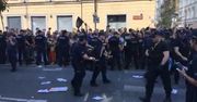 Zamieszki na marszu Młodzieży Wszechpolskiej. Policja wynosiła blokujących i apelowała do posłów. "Warszawa wolna od faszyzmu"