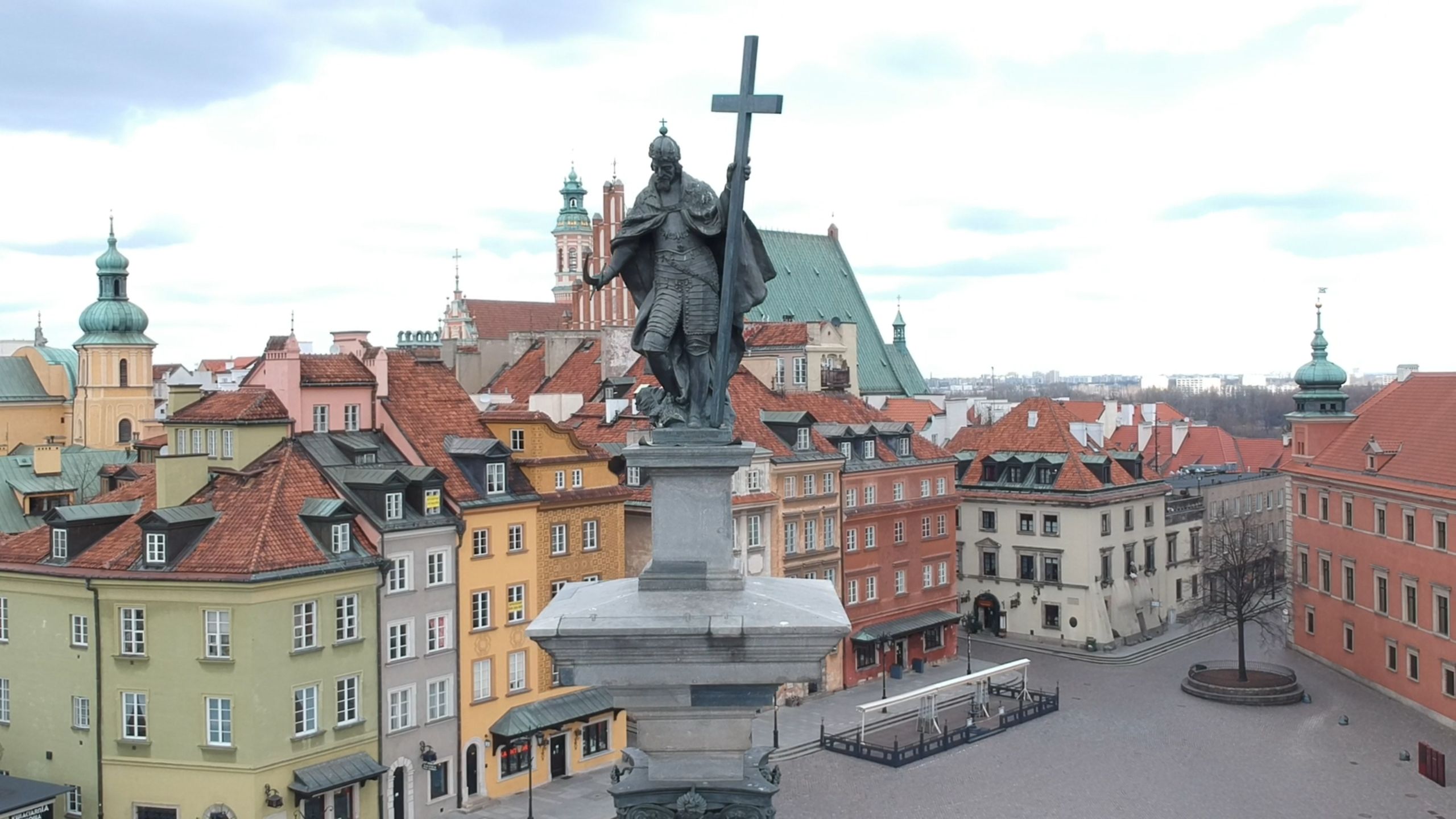 Warszawa, 4 kwietnia 2020 roku. W ładne sobotnie popołudnie Plac Zamkowy jest zupełnie pusty.