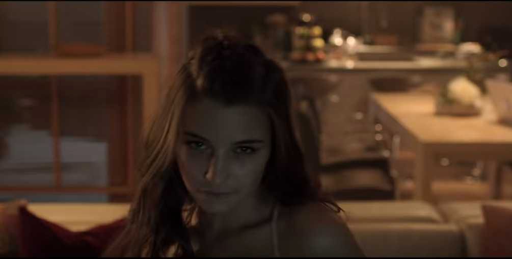 Julia Wieniawa w teledysku zespołu Afromental