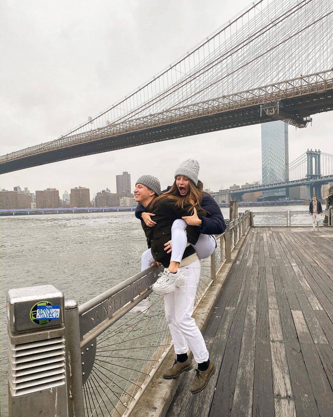 Julia Wieniawa prawie wypadłaby z Brooklyn Bridge