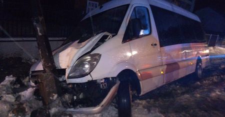 Wypadek w Zawadzie. Bus zjechał z drogi i rozbił się o słup