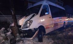 Wypadek w Zawadzie. Bus zjechał z drogi i rozbił się o słup
