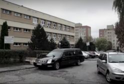 Karawany przed podstawówką. Uczniowie dostali ulotki ze zniżką na pogrzeb