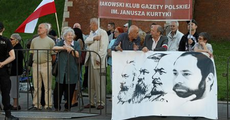 Słowne przepychanki pod Wawelem. Dwie manifestacje przywitały polityków PiS