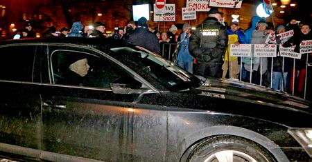 Sąd uniewinnił obwinionych o blokadę Wawelu podczas przejazdu polityków PiS