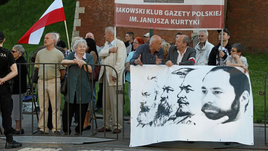 Jak co miesiąc, Jarosław Kaczyński przyjechał na Wawel uczestniczyć w mszy za zmarłą parę prezydencką.