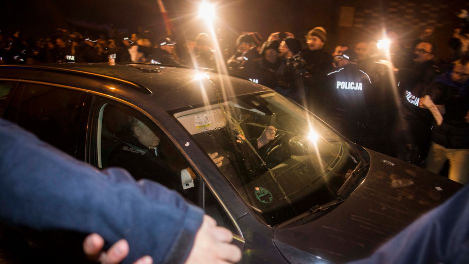 Prawie każdego 18. dnia miesiąca Jarosław Kaczyński Wawel. W grudniu 2016 roku jego samochód obrzucono jajami.