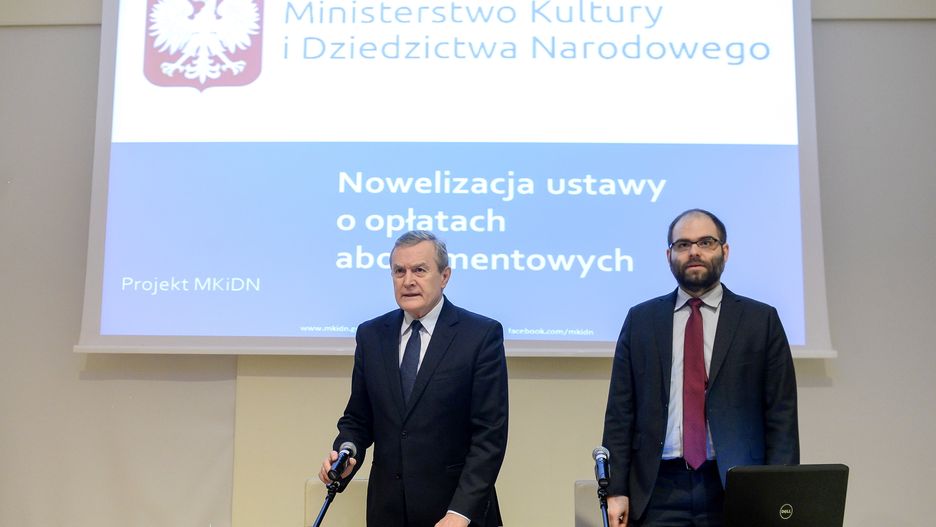 Wicepremier Piotr Gliński i wiceminister kultury Paweł Lewandowski, który odpowiada za projekt dekoncentracji mediów.
