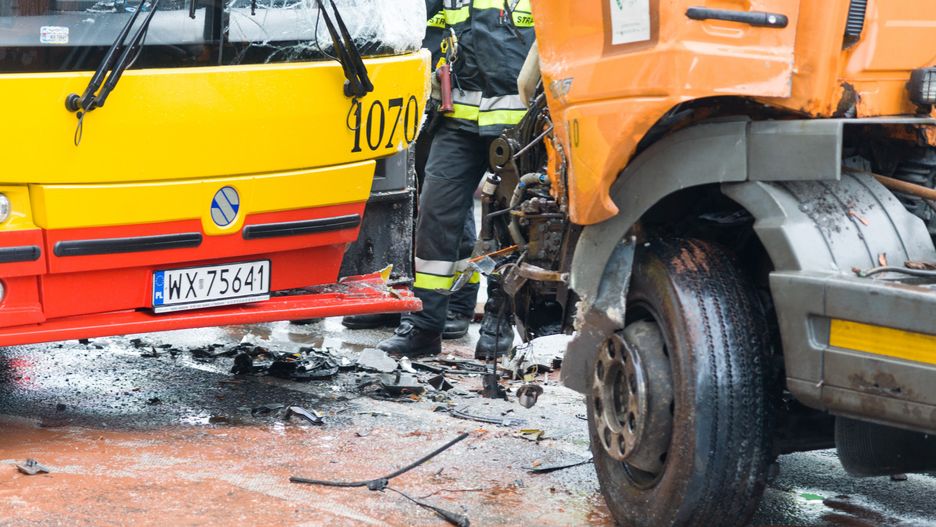 Wawer. Autobus komunikacji miejskiej czołowo zderzył się z dostawczym busem (zdj. ilustracyjne)