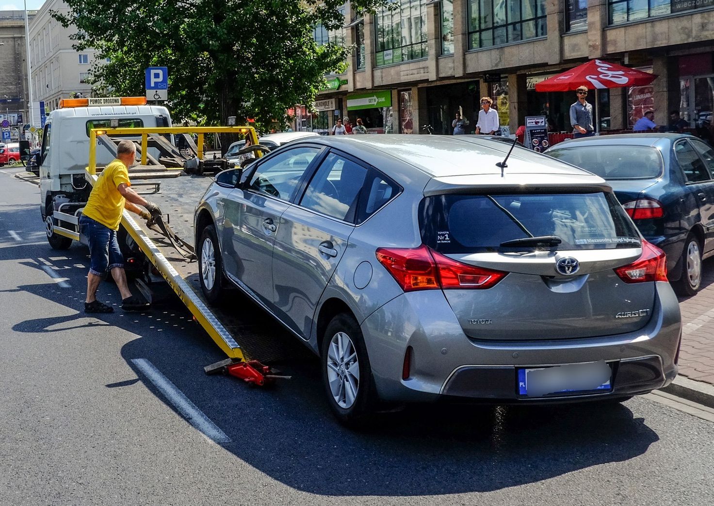 Zamiast szybkiej wymiany koła coraz częściej trzeba liczyć się z wezwaniem lawety  