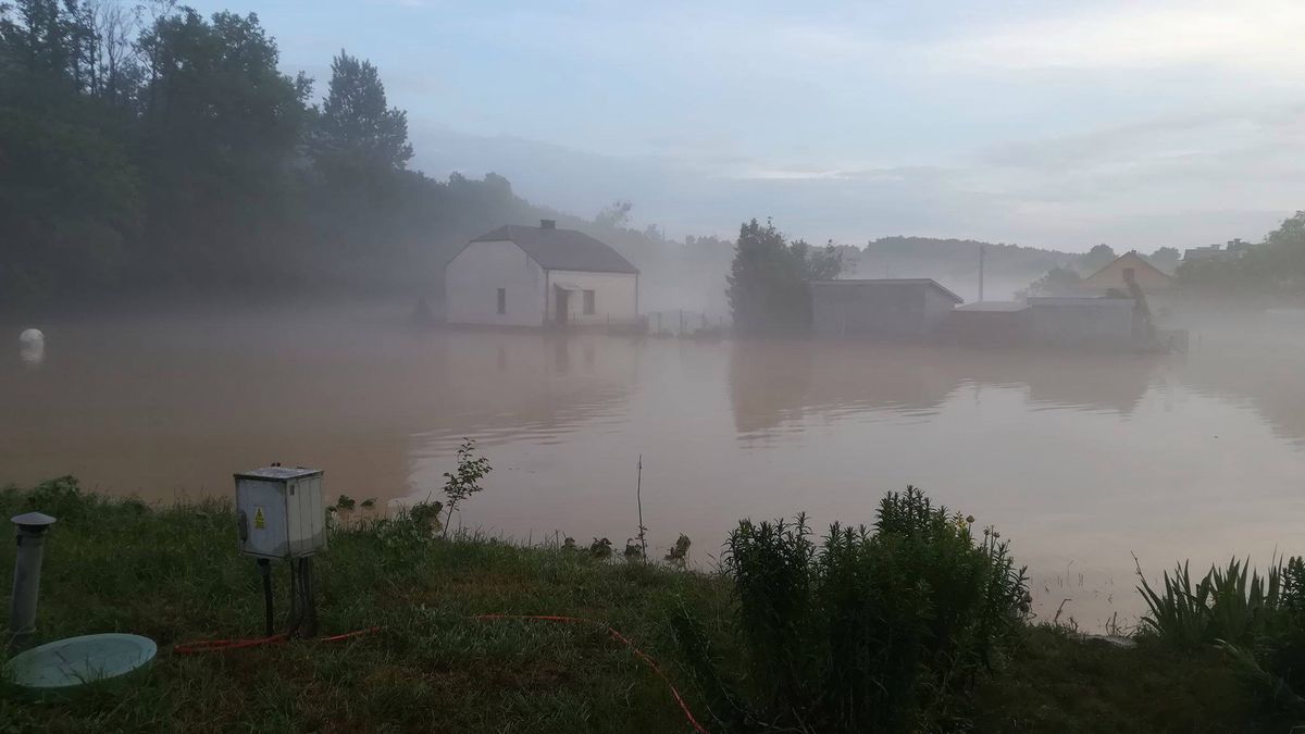 Wierzchosławice o poranku. Woda opada, ale wciąż wiele gospodarstw jest zalanych.