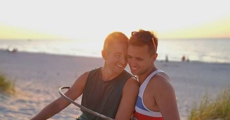 Jakub i Dawid poprosili o jedno łóżko w hotelu. Obsługa nie mogła zrozumieć