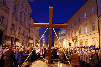Prymas na czele Drogi Krzyżowej w Warszawie