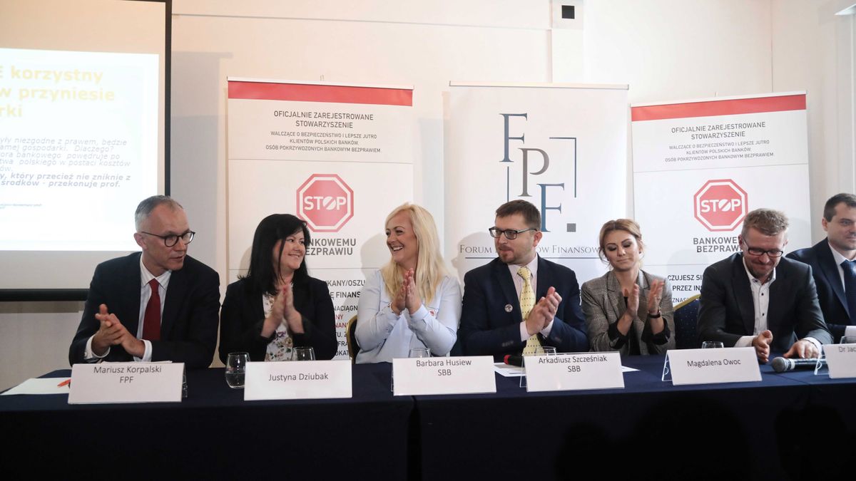 Od lewej: Mariusz Korpalski z Forum Prawników Finansowych, Justyna Dziubak, Barbara Husiew ze stowarzyszenia "Stop Bankowemu Bezprawiu", Arkadiusz Szcześniak z SBB, Magdalena Owoc oraz Jacek Czabański i Krzysztof Orski z FPF podczas konferencji prasowej po ogłoszeniu wyroku TSUE.
