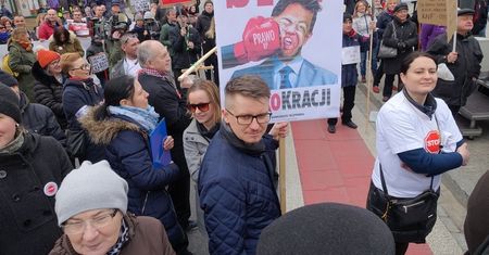 Stowarzyszenie Stop Bankowemu Bezprawiu wytyka palcem. Przekazało do KNF wykaz