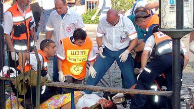 Ratownicy udzielają pomocy kobiecie rannej podczas eksplozji ładunku wybuchowego