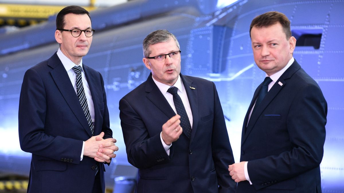 Premier Mateusz Morawiecki, prezes PZL Mielec Janusz Zakręcki i szef MON Mariusz Błaszczak - wydają się zadowoleni z podpisanego kontraktu.  