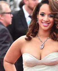 Dascha Polanco z wylewającym się biustem