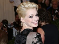 Anne Hathaway jako blond wamp