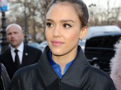 Jessica Alba w kobaltowej kreacji