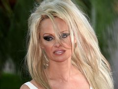 Pamela Anderson założyła perukę