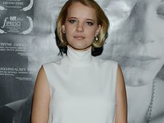 Joanna Kulig w bezpłciowej sukience