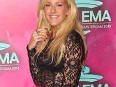 Ellie Goulding w koronkowym koszmarze