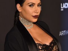 Kim Kardashian w koronkowej kreacji Givenchy