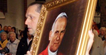 Portret Jana Pawła II z gabinetu Biedronia