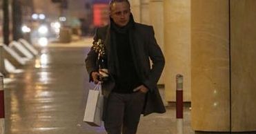 Adamczyk sam w urodziny, a żona w Paryżu