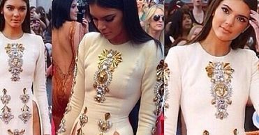 Siostra Kim Kardashian bez majtek na czerwonym dywanie!