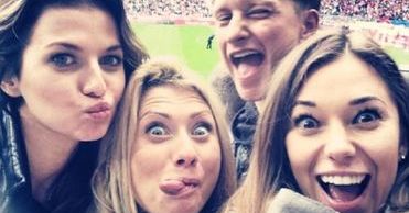 Anna Lewandowska bawi się na meczu z Wesołowskimi!