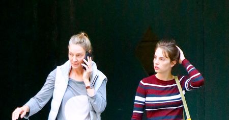 Uma Thurman wzięła córkę na zakupy. Maya to skóra zdjęta z mamy