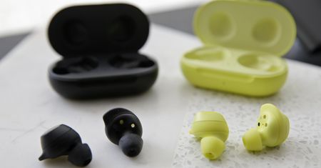 Samsung zaprezentował nowe gadżety. Bezprzewodowe słuchawki, opaski fitness i smartwatch w ofercie koreańskiego giganta